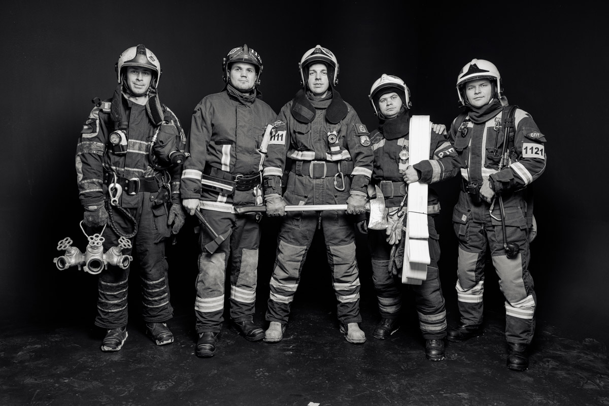 Скоро в России отметят День спасателя. 27 декабря поздравляют тех, кто каждый день делает наши жизни безопаснее. Это, конечно же, касается и пожарных. Чаще всего их видят в закрытых прочных костюмах, которые способны уберечь от обжигающего пламени. Однако владимирский фотограф Дмитрий Бойков решил снять с них маски.