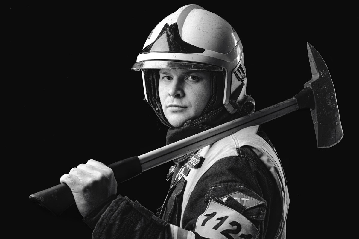 Скоро в России отметят День спасателя. 27 декабря поздравляют тех, кто каждый день делает наши жизни безопаснее. Это, конечно же, касается и пожарных. Чаще всего их видят в закрытых прочных костюмах, которые способны уберечь от обжигающего пламени. Однако владимирский фотограф Дмитрий Бойков решил снять с них маски.