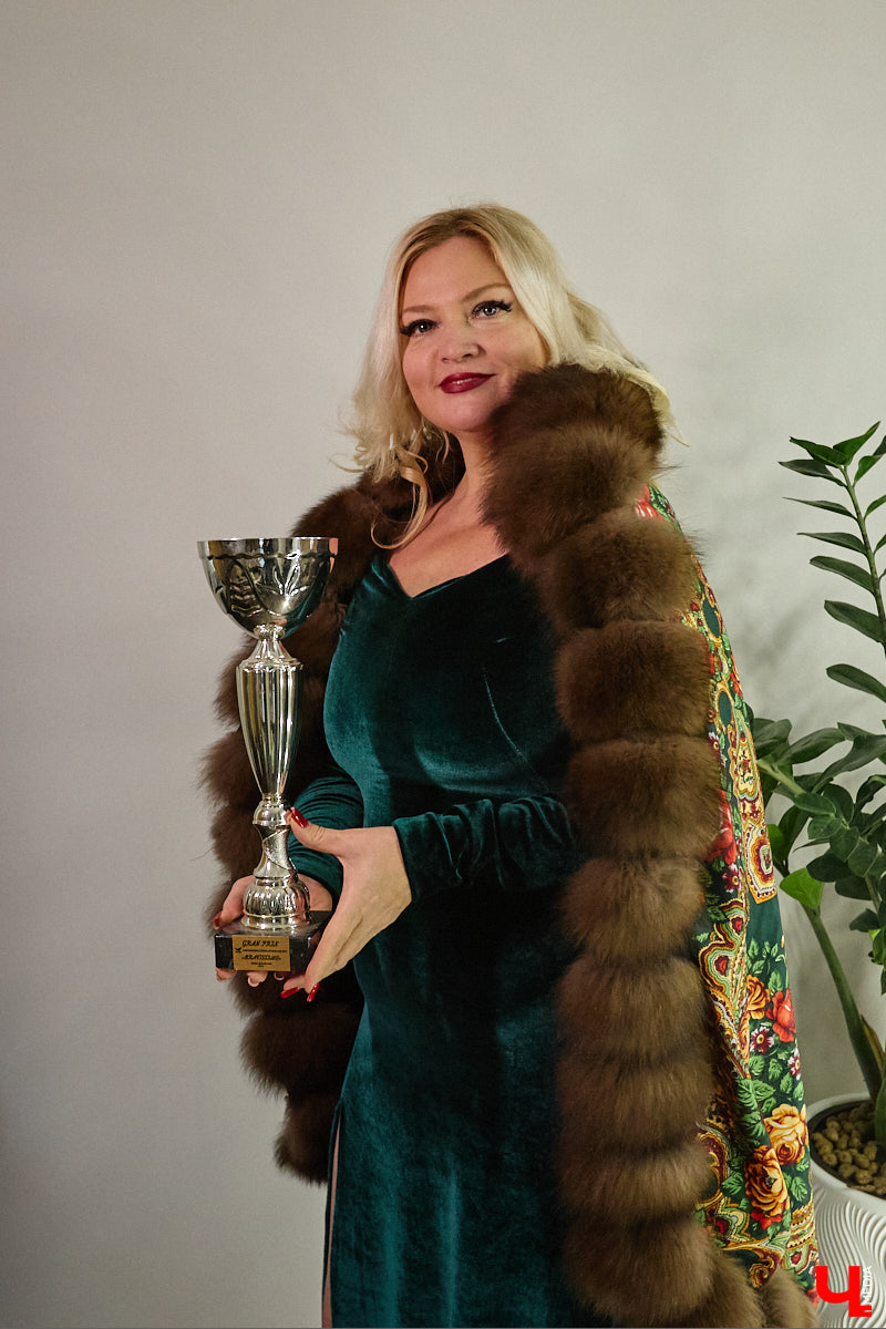 Из кино и сериалов мы знаем, что зачастую у оперных артистов на кону стоит буквально всё: выбирать приходится между сценой и обычной жизнью. Так ли это на самом деле? Всю правду о высоком мастерстве способен поведать лишь тот, кто испытал на себе те страсти, о которых, как правило, не говорят вслух. В нашем случае это преподаватель вокала Екатерина Глебова. Воспоминаниями из прошлого она поделилась с «Ключ-Медиа», честно ответив на неудобные вопросы.