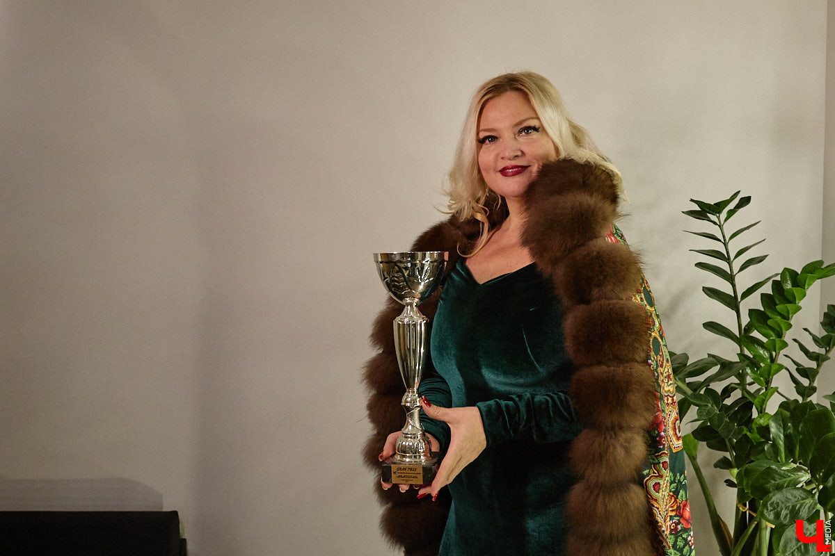 Из кино и сериалов мы знаем, что зачастую у оперных артистов на кону стоит буквально всё: выбирать приходится между сценой и обычной жизнью. Так ли это на самом деле? Всю правду о высоком мастерстве способен поведать лишь тот, кто испытал на себе те страсти, о которых, как правило, не говорят вслух. В нашем случае это преподаватель вокала Екатерина Глебова. Воспоминаниями из прошлого она поделилась с «Ключ-Медиа», честно ответив на неудобные вопросы.