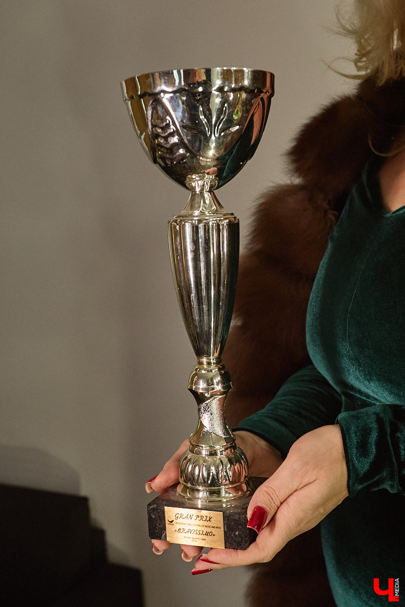 Из кино и сериалов мы знаем, что зачастую у оперных артистов на кону стоит буквально всё: выбирать приходится между сценой и обычной жизнью. Так ли это на самом деле? Всю правду о высоком мастерстве способен поведать лишь тот, кто испытал на себе те страсти, о которых, как правило, не говорят вслух. В нашем случае это преподаватель вокала Екатерина Глебова. Воспоминаниями из прошлого она поделилась с «Ключ-Медиа», честно ответив на неудобные вопросы.