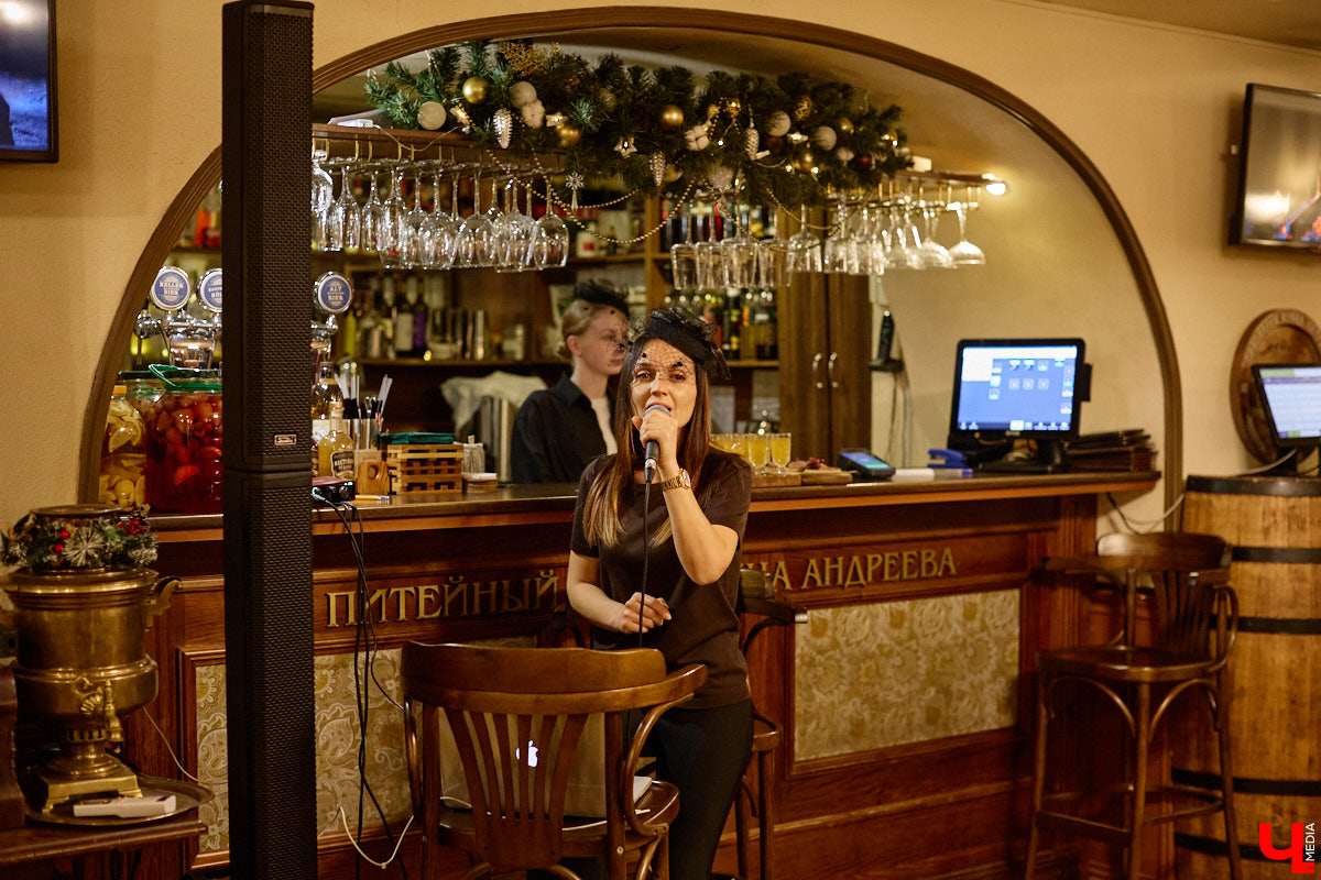 Известный в городе ресторан, расположенный в самом центре Владимира, отметил свой 12-й день рождения. В честь праздника «Питейный дом купца Андреева» представил специальный сет от шеф-повара с оливье а la russe с раками и перепелом по-купечески. А всех пришедших ждал приветственный welcome от заведения.