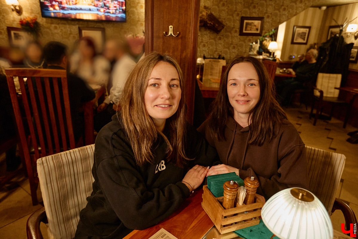 Известный в городе ресторан, расположенный в самом центре Владимира, отметил свой 12-й день рождения. В честь праздника «Питейный дом купца Андреева» представил специальный сет от шеф-повара с оливье а la russe с раками и перепелом по-купечески. А всех пришедших ждал приветственный welcome от заведения.