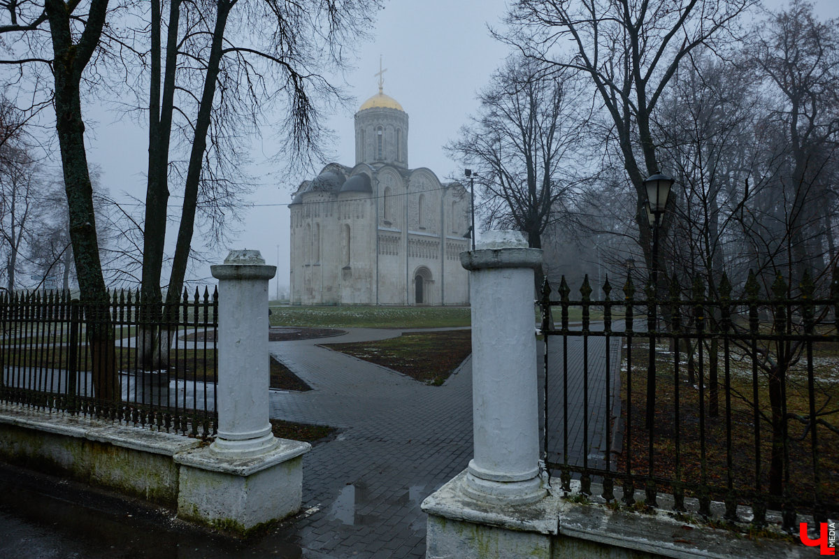 Дмитриевский собор можно разглядывать часами, размышляя над теориями происхождения символов. Но нельзя оставлять без внимания и его интерьер! Каким был собор при Всеволоде Большое Гнездо, точно неизвестно, поэтому «Ключ-Медиа» предложил историку и блогеру Ольге Журавлевой немного порассуждать на эту тему в стенах белокаменной постройки.