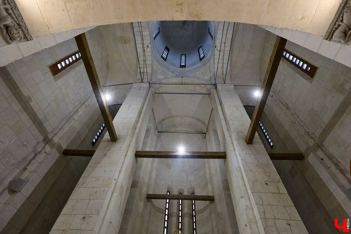 Дмитриевский собор можно разглядывать часами, размышляя над теориями происхождения символов. Но нельзя оставлять без внимания и его интерьер! Каким был собор при Всеволоде Большое Гнездо, точно неизвестно, поэтому «Ключ-Медиа» предложил историку и блогеру Ольге Журавлевой немного порассуждать на эту тему в стенах белокаменной постройки.