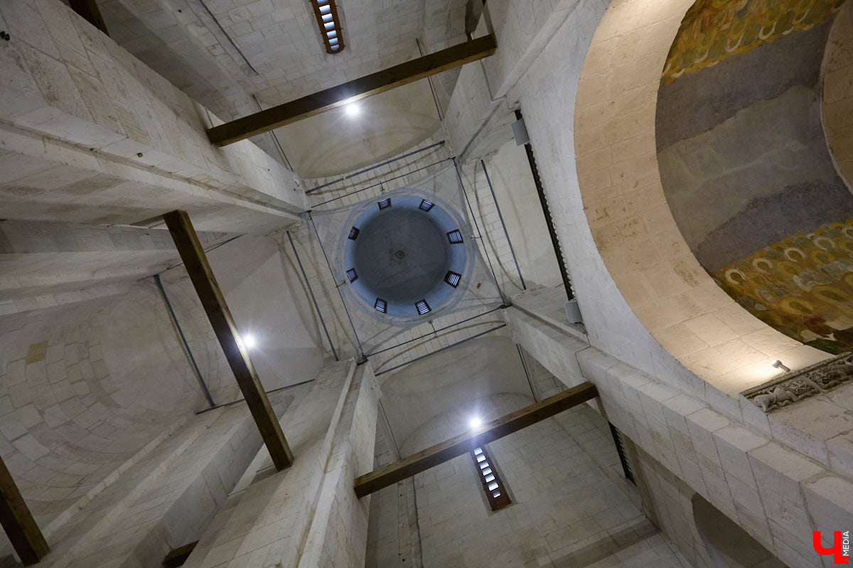 Дмитриевский собор можно разглядывать часами, размышляя над теориями происхождения символов. Но нельзя оставлять без внимания и его интерьер! Каким был собор при Всеволоде Большое Гнездо, точно неизвестно, поэтому «Ключ-Медиа» предложил историку и блогеру Ольге Журавлевой немного порассуждать на эту тему в стенах белокаменной постройки.