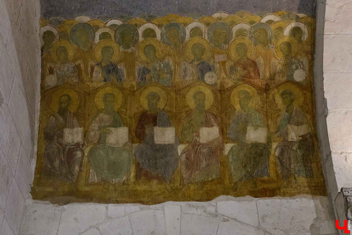 Дмитриевский собор можно разглядывать часами, размышляя над теориями происхождения символов. Но нельзя оставлять без внимания и его интерьер! Каким был собор при Всеволоде Большое Гнездо, точно неизвестно, поэтому «Ключ-Медиа» предложил историку и блогеру Ольге Журавлевой немного порассуждать на эту тему в стенах белокаменной постройки.