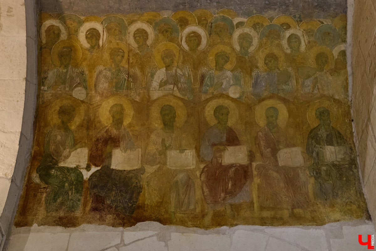 Дмитриевский собор можно разглядывать часами, размышляя над теориями происхождения символов. Но нельзя оставлять без внимания и его интерьер! Каким был собор при Всеволоде Большое Гнездо, точно неизвестно, поэтому «Ключ-Медиа» предложил историку и блогеру Ольге Журавлевой немного порассуждать на эту тему в стенах белокаменной постройки.