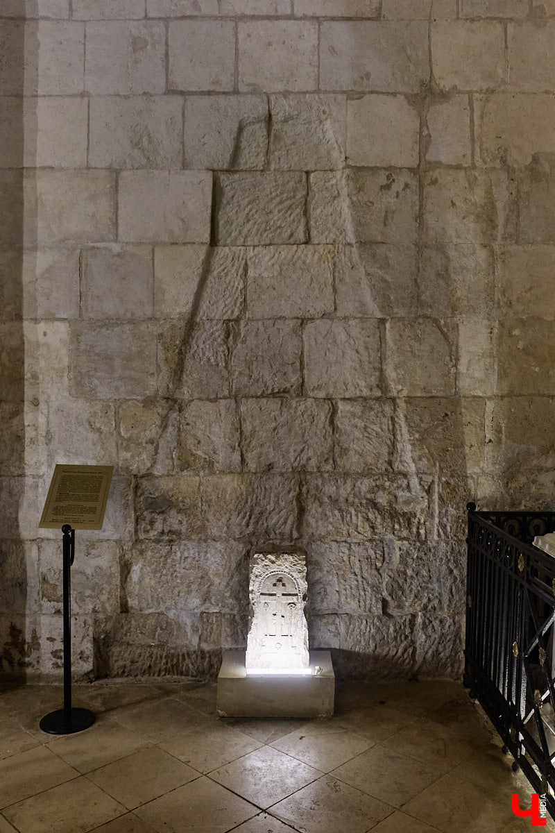 Дмитриевский собор можно разглядывать часами, размышляя над теориями происхождения символов. Но нельзя оставлять без внимания и его интерьер! Каким был собор при Всеволоде Большое Гнездо, точно неизвестно, поэтому «Ключ-Медиа» предложил историку и блогеру Ольге Журавлевой немного порассуждать на эту тему в стенах белокаменной постройки.