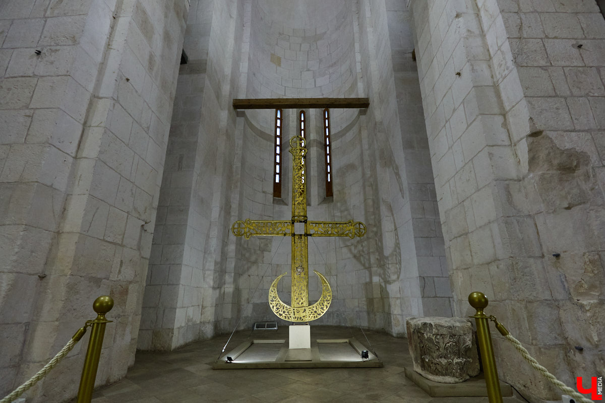 Дмитриевский собор можно разглядывать часами, размышляя над теориями происхождения символов. Но нельзя оставлять без внимания и его интерьер! Каким был собор при Всеволоде Большое Гнездо, точно неизвестно, поэтому «Ключ-Медиа» предложил историку и блогеру Ольге Журавлевой немного порассуждать на эту тему в стенах белокаменной постройки.