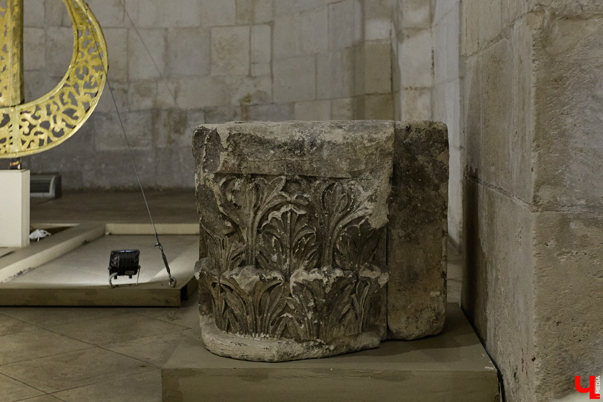 Дмитриевский собор можно разглядывать часами, размышляя над теориями происхождения символов. Но нельзя оставлять без внимания и его интерьер! Каким был собор при Всеволоде Большое Гнездо, точно неизвестно, поэтому «Ключ-Медиа» предложил историку и блогеру Ольге Журавлевой немного порассуждать на эту тему в стенах белокаменной постройки.