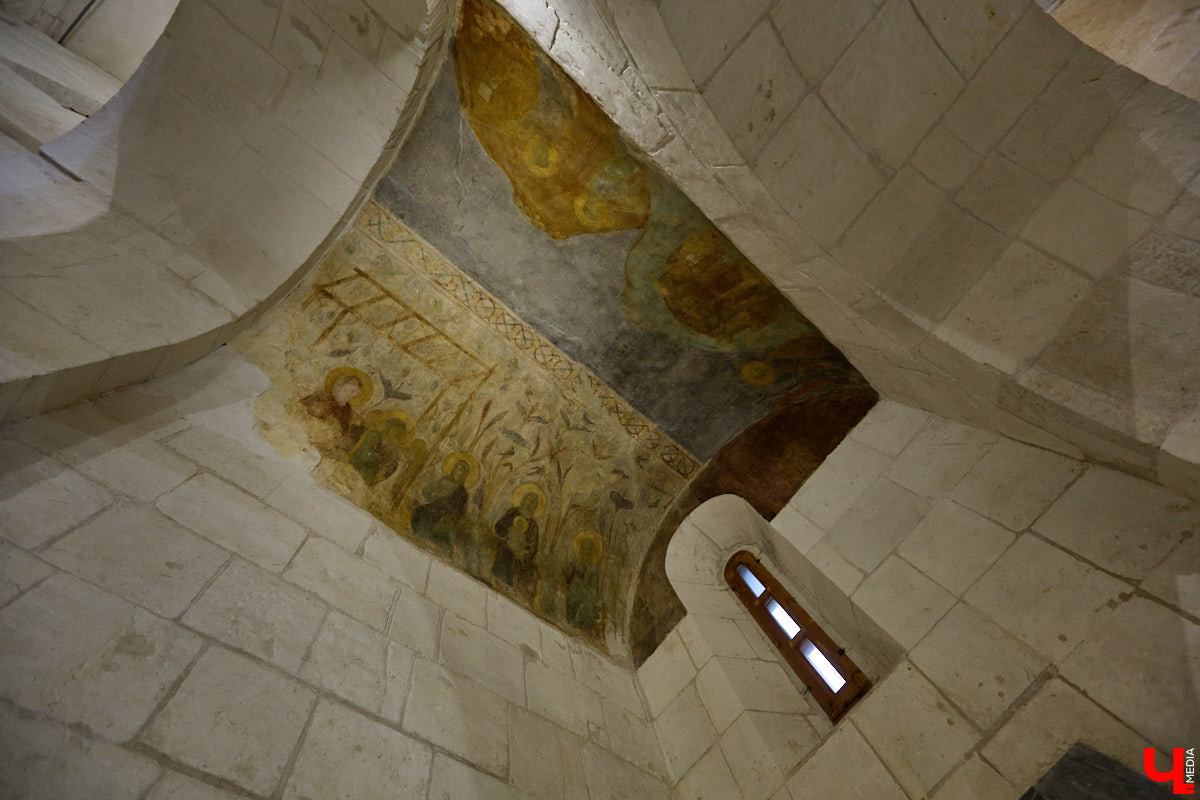 Дмитриевский собор можно разглядывать часами, размышляя над теориями происхождения символов. Но нельзя оставлять без внимания и его интерьер! Каким был собор при Всеволоде Большое Гнездо, точно неизвестно, поэтому «Ключ-Медиа» предложил историку и блогеру Ольге Журавлевой немного порассуждать на эту тему в стенах белокаменной постройки.