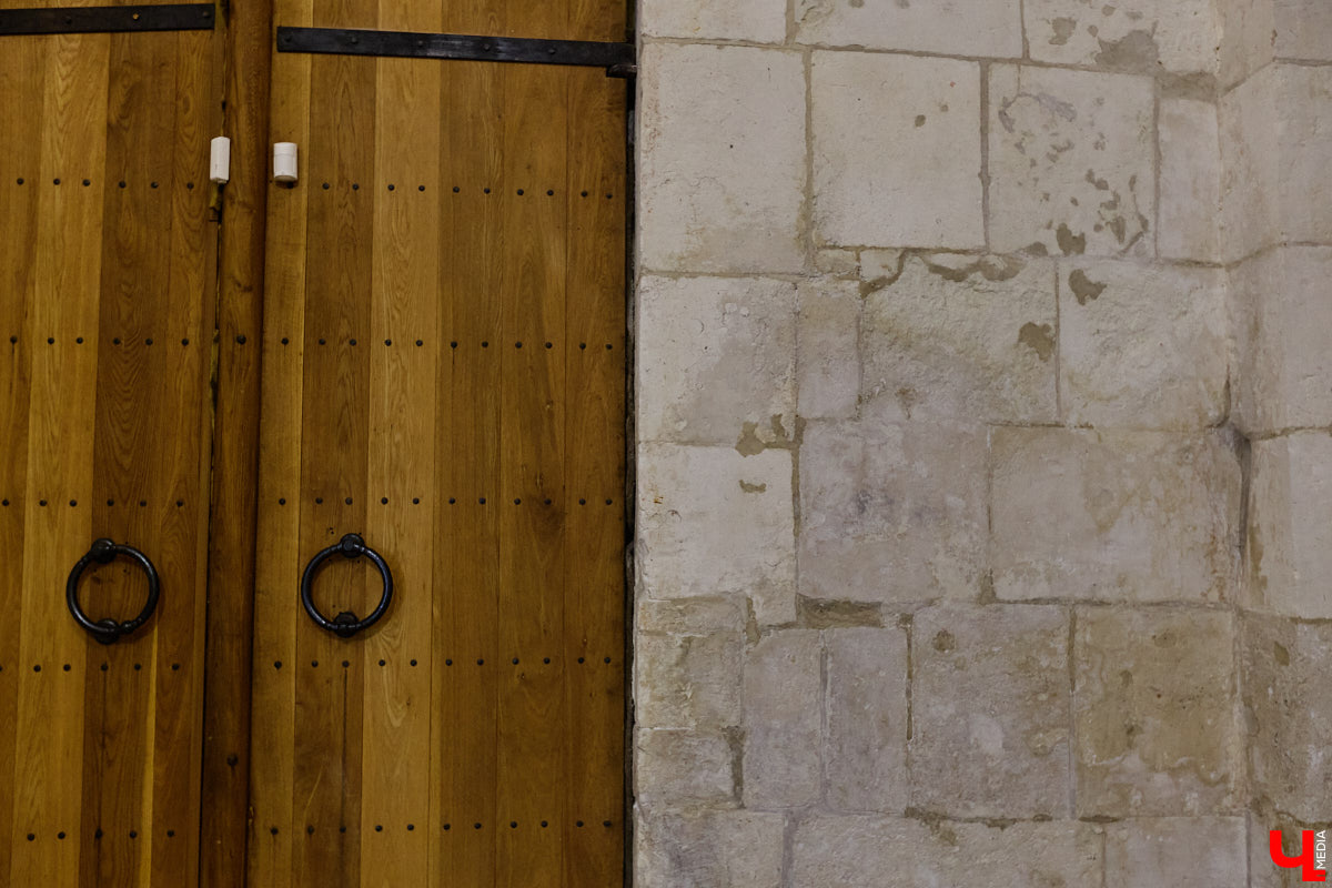 Дмитриевский собор можно разглядывать часами, размышляя над теориями происхождения символов. Но нельзя оставлять без внимания и его интерьер! Каким был собор при Всеволоде Большое Гнездо, точно неизвестно, поэтому «Ключ-Медиа» предложил историку и блогеру Ольге Журавлевой немного порассуждать на эту тему в стенах белокаменной постройки.