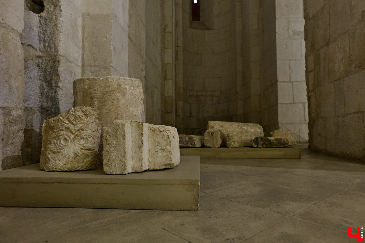 Дмитриевский собор можно разглядывать часами, размышляя над теориями происхождения символов. Но нельзя оставлять без внимания и его интерьер! Каким был собор при Всеволоде Большое Гнездо, точно неизвестно, поэтому «Ключ-Медиа» предложил историку и блогеру Ольге Журавлевой немного порассуждать на эту тему в стенах белокаменной постройки.