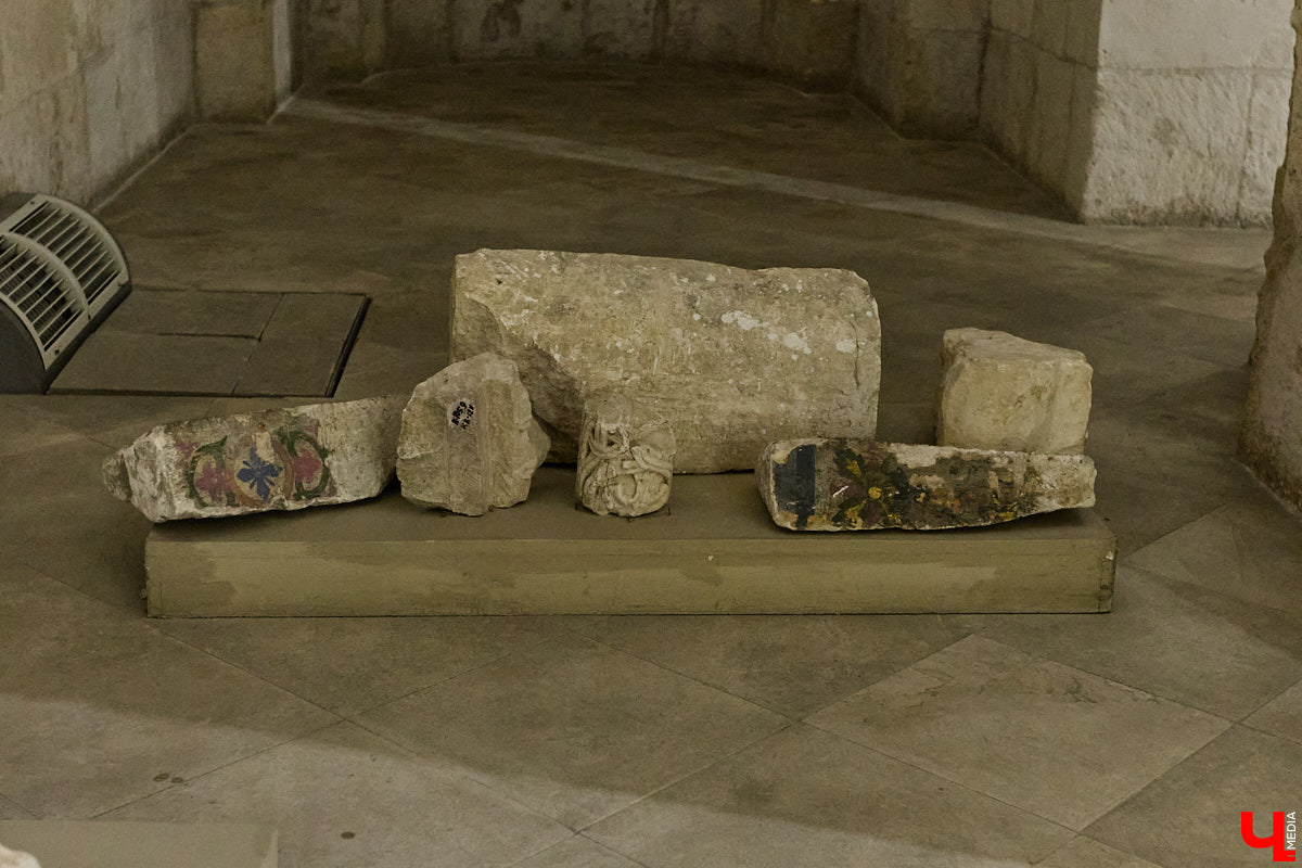 Дмитриевский собор можно разглядывать часами, размышляя над теориями происхождения символов. Но нельзя оставлять без внимания и его интерьер! Каким был собор при Всеволоде Большое Гнездо, точно неизвестно, поэтому «Ключ-Медиа» предложил историку и блогеру Ольге Журавлевой немного порассуждать на эту тему в стенах белокаменной постройки.