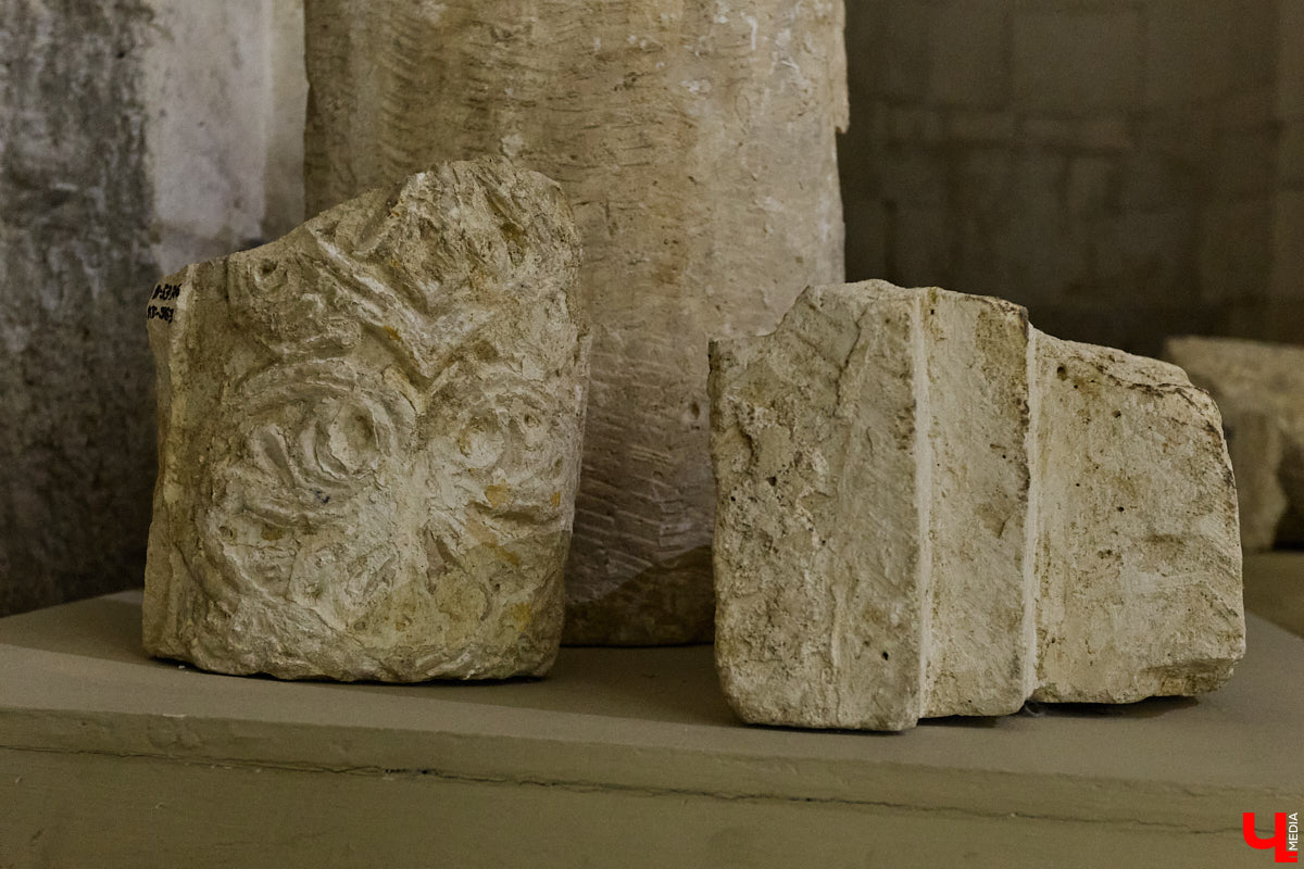 Дмитриевский собор можно разглядывать часами, размышляя над теориями происхождения символов. Но нельзя оставлять без внимания и его интерьер! Каким был собор при Всеволоде Большое Гнездо, точно неизвестно, поэтому «Ключ-Медиа» предложил историку и блогеру Ольге Журавлевой немного порассуждать на эту тему в стенах белокаменной постройки.