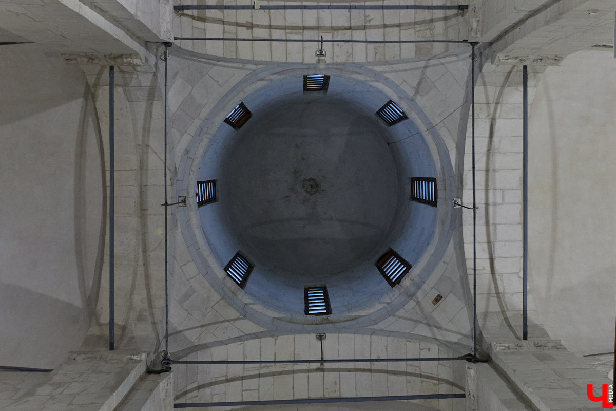 Дмитриевский собор можно разглядывать часами, размышляя над теориями происхождения символов. Но нельзя оставлять без внимания и его интерьер! Каким был собор при Всеволоде Большое Гнездо, точно неизвестно, поэтому «Ключ-Медиа» предложил историку и блогеру Ольге Журавлевой немного порассуждать на эту тему в стенах белокаменной постройки.