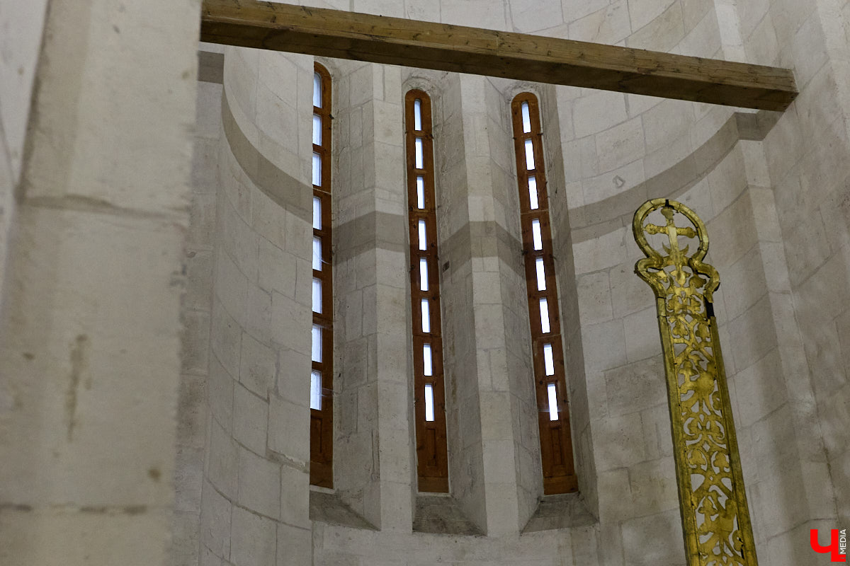 Дмитриевский собор можно разглядывать часами, размышляя над теориями происхождения символов. Но нельзя оставлять без внимания и его интерьер! Каким был собор при Всеволоде Большое Гнездо, точно неизвестно, поэтому «Ключ-Медиа» предложил историку и блогеру Ольге Журавлевой немного порассуждать на эту тему в стенах белокаменной постройки.