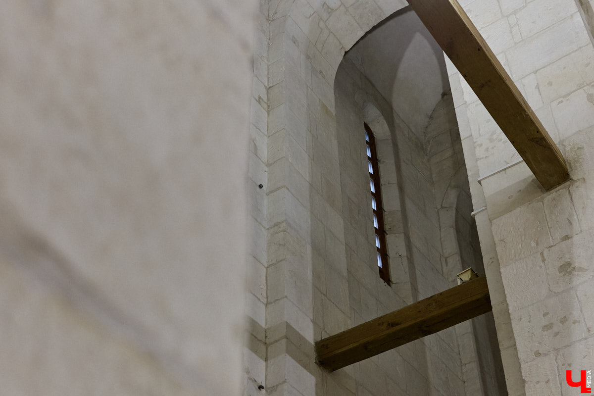 Дмитриевский собор можно разглядывать часами, размышляя над теориями происхождения символов. Но нельзя оставлять без внимания и его интерьер! Каким был собор при Всеволоде Большое Гнездо, точно неизвестно, поэтому «Ключ-Медиа» предложил историку и блогеру Ольге Журавлевой немного порассуждать на эту тему в стенах белокаменной постройки.