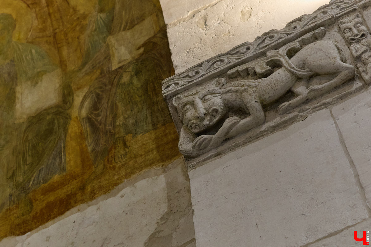 Дмитриевский собор можно разглядывать часами, размышляя над теориями происхождения символов. Но нельзя оставлять без внимания и его интерьер! Каким был собор при Всеволоде Большое Гнездо, точно неизвестно, поэтому «Ключ-Медиа» предложил историку и блогеру Ольге Журавлевой немного порассуждать на эту тему в стенах белокаменной постройки.