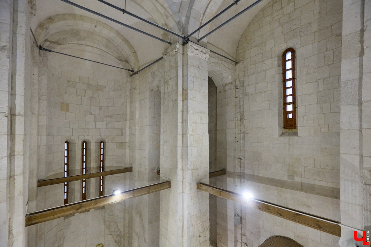 Дмитриевский собор можно разглядывать часами, размышляя над теориями происхождения символов. Но нельзя оставлять без внимания и его интерьер! Каким был собор при Всеволоде Большое Гнездо, точно неизвестно, поэтому «Ключ-Медиа» предложил историку и блогеру Ольге Журавлевой немного порассуждать на эту тему в стенах белокаменной постройки.