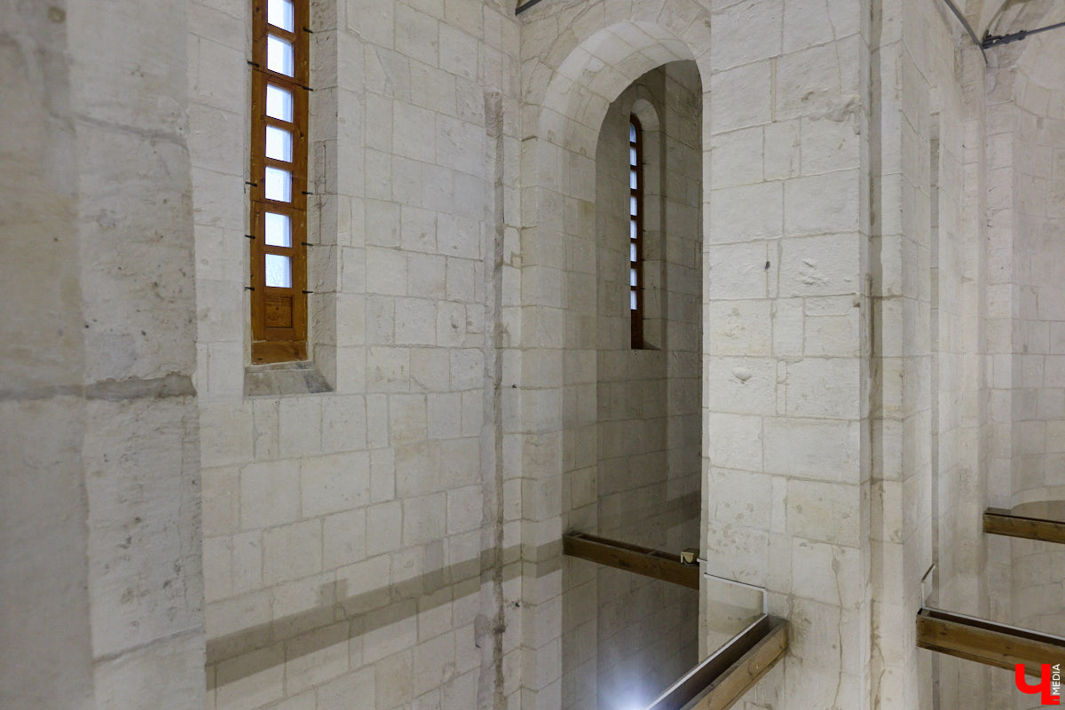 Дмитриевский собор можно разглядывать часами, размышляя над теориями происхождения символов. Но нельзя оставлять без внимания и его интерьер! Каким был собор при Всеволоде Большое Гнездо, точно неизвестно, поэтому «Ключ-Медиа» предложил историку и блогеру Ольге Журавлевой немного порассуждать на эту тему в стенах белокаменной постройки.