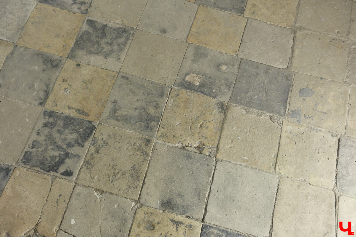 Дмитриевский собор можно разглядывать часами, размышляя над теориями происхождения символов. Но нельзя оставлять без внимания и его интерьер! Каким был собор при Всеволоде Большое Гнездо, точно неизвестно, поэтому «Ключ-Медиа» предложил историку и блогеру Ольге Журавлевой немного порассуждать на эту тему в стенах белокаменной постройки.