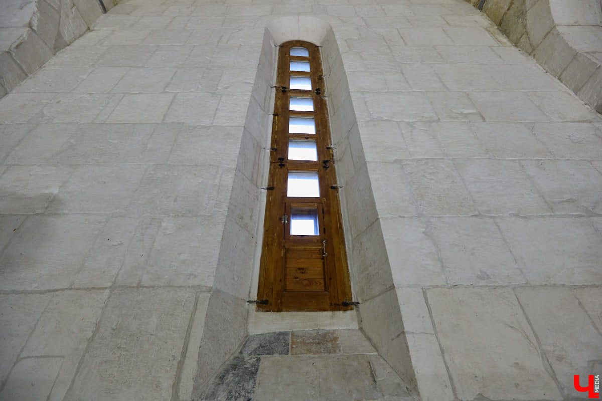 Дмитриевский собор можно разглядывать часами, размышляя над теориями происхождения символов. Но нельзя оставлять без внимания и его интерьер! Каким был собор при Всеволоде Большое Гнездо, точно неизвестно, поэтому «Ключ-Медиа» предложил историку и блогеру Ольге Журавлевой немного порассуждать на эту тему в стенах белокаменной постройки.