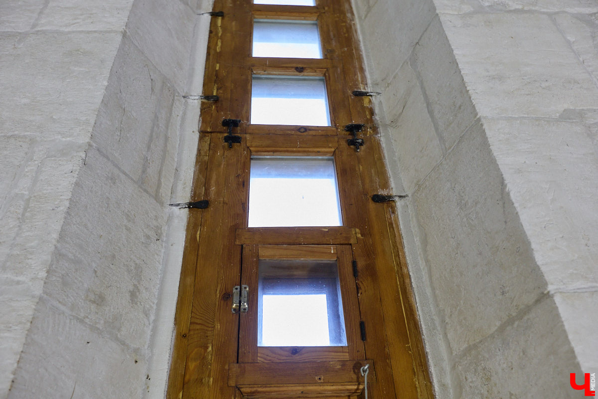 Дмитриевский собор можно разглядывать часами, размышляя над теориями происхождения символов. Но нельзя оставлять без внимания и его интерьер! Каким был собор при Всеволоде Большое Гнездо, точно неизвестно, поэтому «Ключ-Медиа» предложил историку и блогеру Ольге Журавлевой немного порассуждать на эту тему в стенах белокаменной постройки.