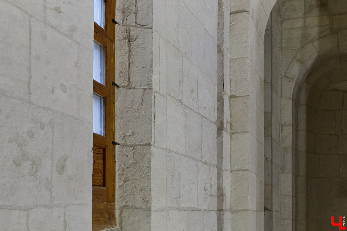 Дмитриевский собор можно разглядывать часами, размышляя над теориями происхождения символов. Но нельзя оставлять без внимания и его интерьер! Каким был собор при Всеволоде Большое Гнездо, точно неизвестно, поэтому «Ключ-Медиа» предложил историку и блогеру Ольге Журавлевой немного порассуждать на эту тему в стенах белокаменной постройки.