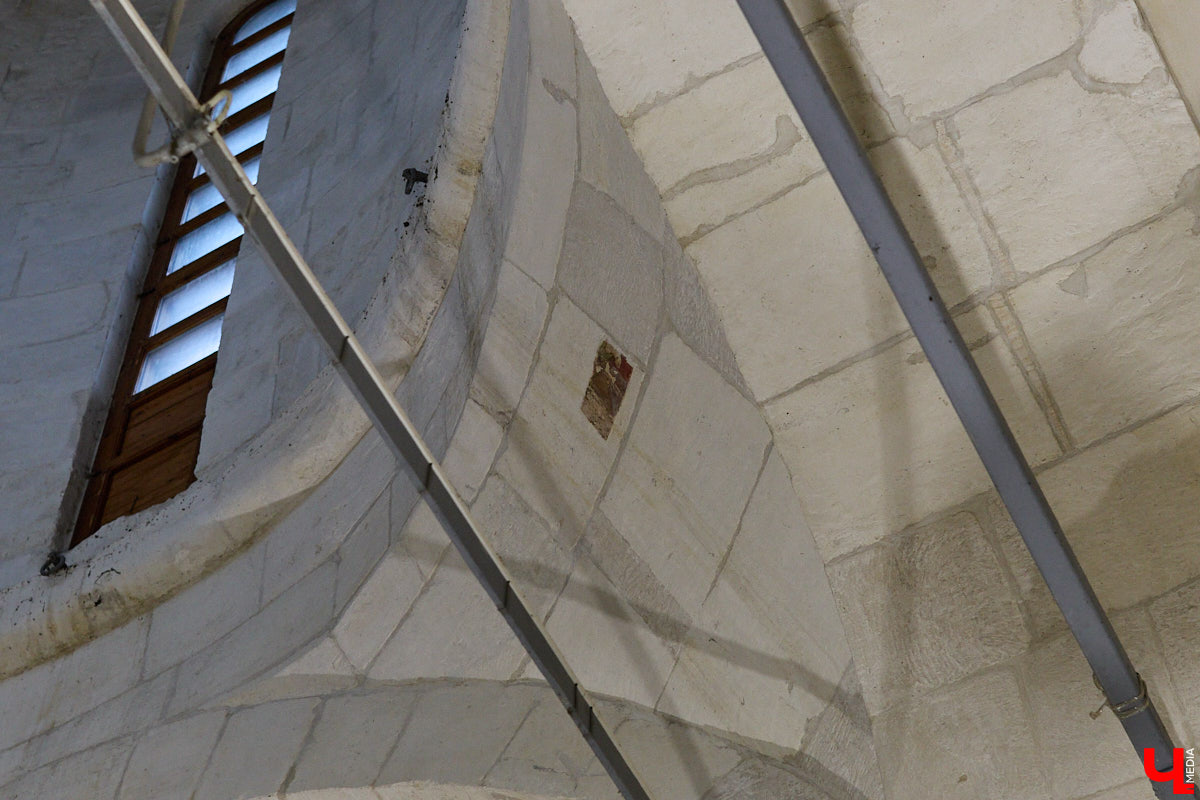 Дмитриевский собор можно разглядывать часами, размышляя над теориями происхождения символов. Но нельзя оставлять без внимания и его интерьер! Каким был собор при Всеволоде Большое Гнездо, точно неизвестно, поэтому «Ключ-Медиа» предложил историку и блогеру Ольге Журавлевой немного порассуждать на эту тему в стенах белокаменной постройки.