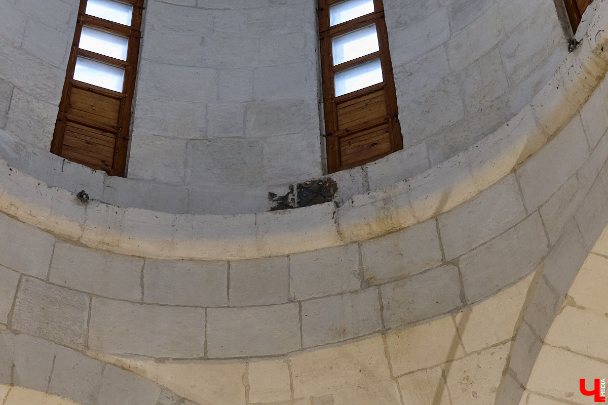 Дмитриевский собор можно разглядывать часами, размышляя над теориями происхождения символов. Но нельзя оставлять без внимания и его интерьер! Каким был собор при Всеволоде Большое Гнездо, точно неизвестно, поэтому «Ключ-Медиа» предложил историку и блогеру Ольге Журавлевой немного порассуждать на эту тему в стенах белокаменной постройки.