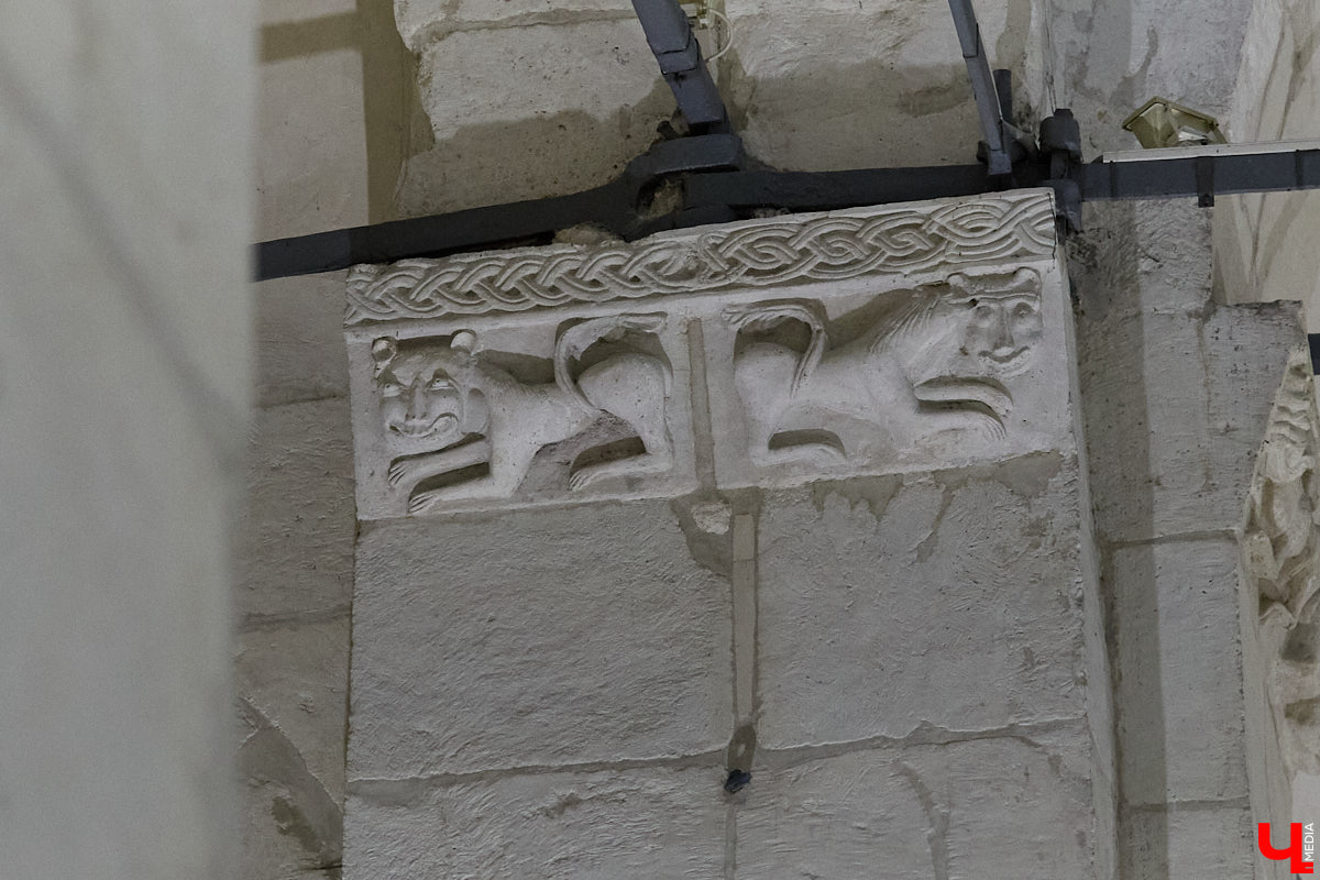 Дмитриевский собор можно разглядывать часами, размышляя над теориями происхождения символов. Но нельзя оставлять без внимания и его интерьер! Каким был собор при Всеволоде Большое Гнездо, точно неизвестно, поэтому «Ключ-Медиа» предложил историку и блогеру Ольге Журавлевой немного порассуждать на эту тему в стенах белокаменной постройки.