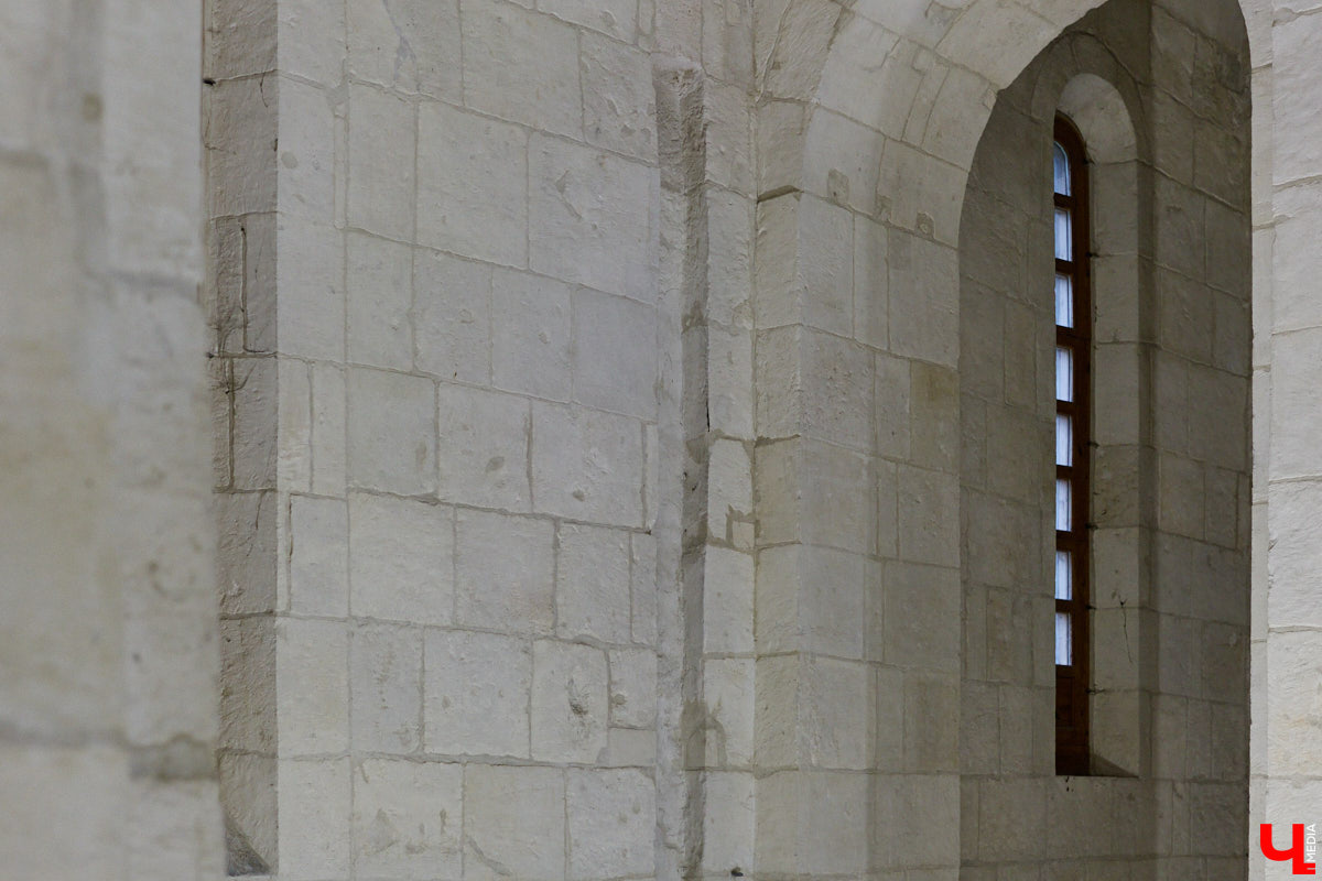 Дмитриевский собор можно разглядывать часами, размышляя над теориями происхождения символов. Но нельзя оставлять без внимания и его интерьер! Каким был собор при Всеволоде Большое Гнездо, точно неизвестно, поэтому «Ключ-Медиа» предложил историку и блогеру Ольге Журавлевой немного порассуждать на эту тему в стенах белокаменной постройки.