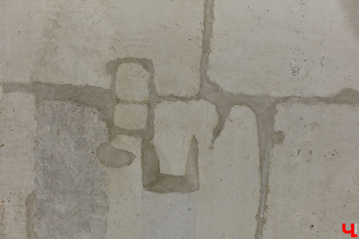 Дмитриевский собор можно разглядывать часами, размышляя над теориями происхождения символов. Но нельзя оставлять без внимания и его интерьер! Каким был собор при Всеволоде Большое Гнездо, точно неизвестно, поэтому «Ключ-Медиа» предложил историку и блогеру Ольге Журавлевой немного порассуждать на эту тему в стенах белокаменной постройки.