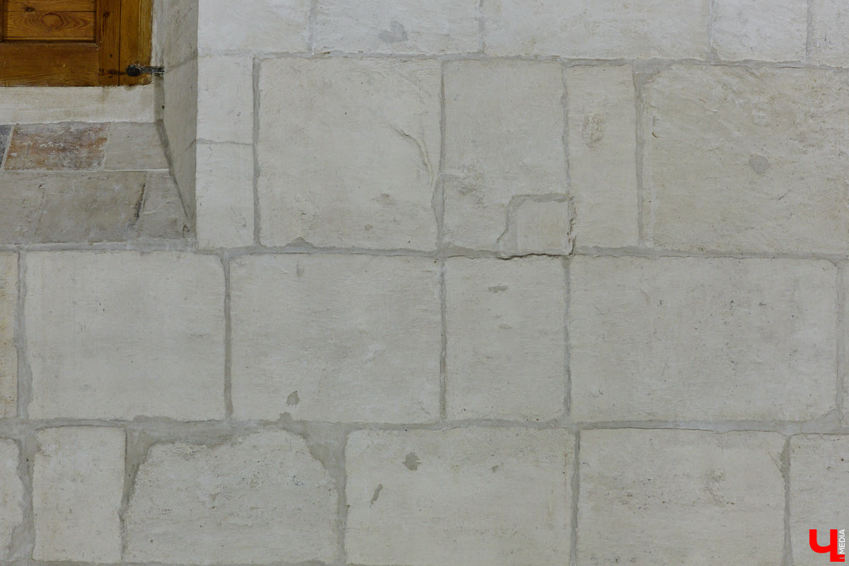 Дмитриевский собор можно разглядывать часами, размышляя над теориями происхождения символов. Но нельзя оставлять без внимания и его интерьер! Каким был собор при Всеволоде Большое Гнездо, точно неизвестно, поэтому «Ключ-Медиа» предложил историку и блогеру Ольге Журавлевой немного порассуждать на эту тему в стенах белокаменной постройки.