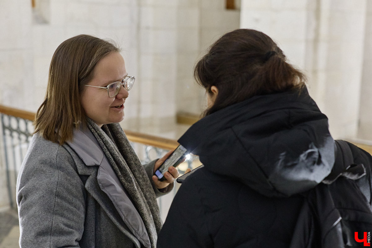 Дмитриевский собор можно разглядывать часами, размышляя над теориями происхождения символов. Но нельзя оставлять без внимания и его интерьер! Каким был собор при Всеволоде Большое Гнездо, точно неизвестно, поэтому «Ключ-Медиа» предложил историку и блогеру Ольге Журавлевой немного порассуждать на эту тему в стенах белокаменной постройки.