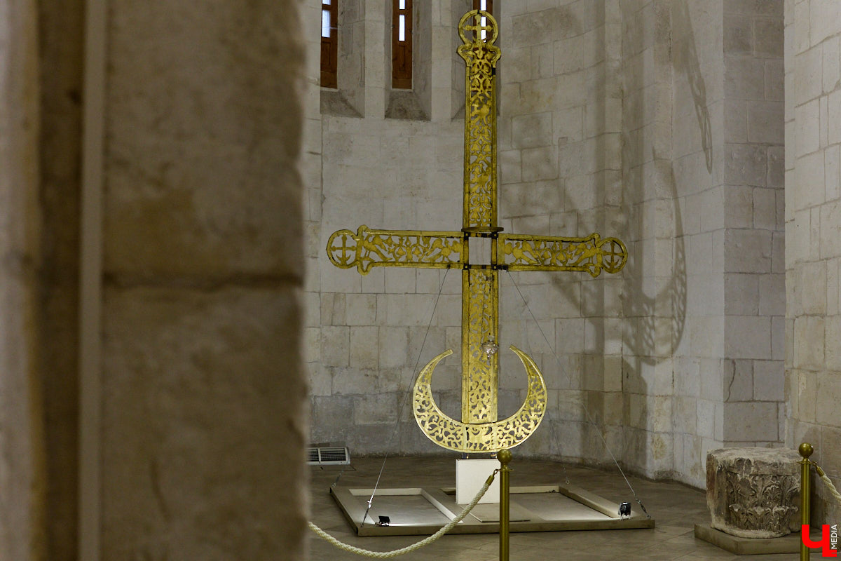 Дмитриевский собор можно разглядывать часами, размышляя над теориями происхождения символов. Но нельзя оставлять без внимания и его интерьер! Каким был собор при Всеволоде Большое Гнездо, точно неизвестно, поэтому «Ключ-Медиа» предложил историку и блогеру Ольге Журавлевой немного порассуждать на эту тему в стенах белокаменной постройки.