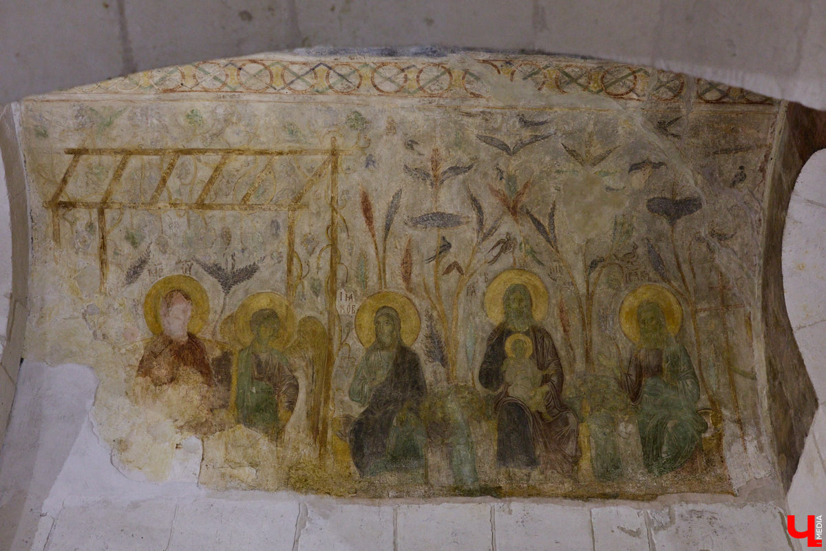 Дмитриевский собор можно разглядывать часами, размышляя над теориями происхождения символов. Но нельзя оставлять без внимания и его интерьер! Каким был собор при Всеволоде Большое Гнездо, точно неизвестно, поэтому «Ключ-Медиа» предложил историку и блогеру Ольге Журавлевой немного порассуждать на эту тему в стенах белокаменной постройки.