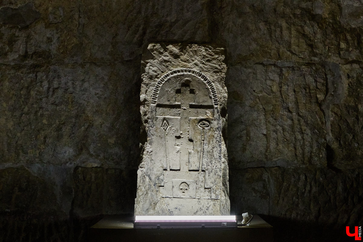 Дмитриевский собор можно разглядывать часами, размышляя над теориями происхождения символов. Но нельзя оставлять без внимания и его интерьер! Каким был собор при Всеволоде Большое Гнездо, точно неизвестно, поэтому «Ключ-Медиа» предложил историку и блогеру Ольге Журавлевой немного порассуждать на эту тему в стенах белокаменной постройки.