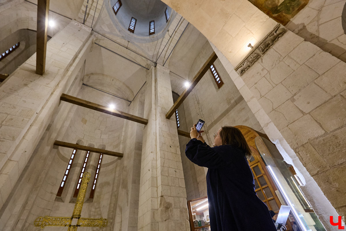 Дмитриевский собор можно разглядывать часами, размышляя над теориями происхождения символов. Но нельзя оставлять без внимания и его интерьер! Каким был собор при Всеволоде Большое Гнездо, точно неизвестно, поэтому «Ключ-Медиа» предложил историку и блогеру Ольге Журавлевой немного порассуждать на эту тему в стенах белокаменной постройки.