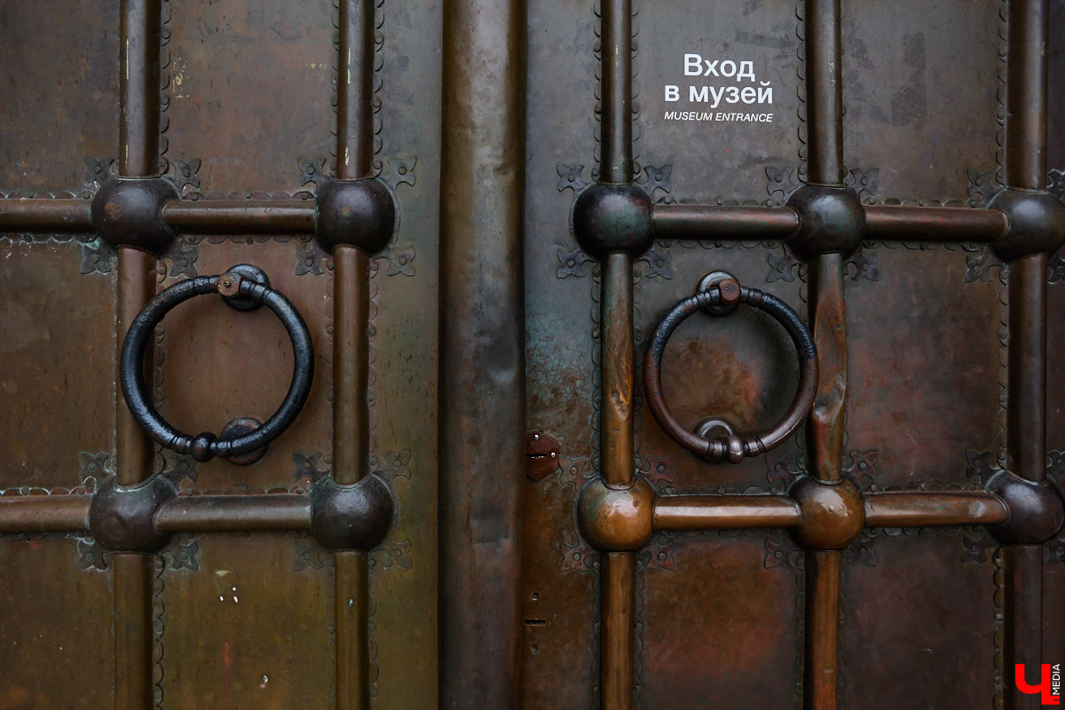 Дмитриевский собор можно разглядывать часами, размышляя над теориями происхождения символов. Но нельзя оставлять без внимания и его интерьер! Каким был собор при Всеволоде Большое Гнездо, точно неизвестно, поэтому «Ключ-Медиа» предложил историку и блогеру Ольге Журавлевой немного порассуждать на эту тему в стенах белокаменной постройки.