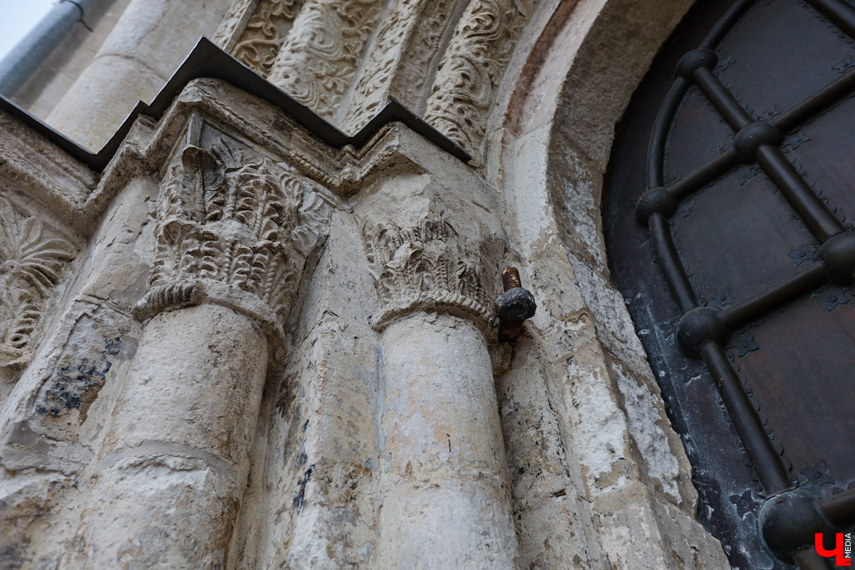 Дмитриевский собор можно разглядывать часами, размышляя над теориями происхождения символов. Но нельзя оставлять без внимания и его интерьер! Каким был собор при Всеволоде Большое Гнездо, точно неизвестно, поэтому «Ключ-Медиа» предложил историку и блогеру Ольге Журавлевой немного порассуждать на эту тему в стенах белокаменной постройки.