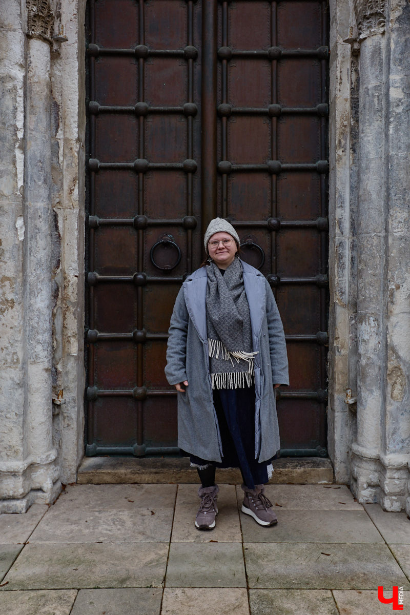 Дмитриевский собор можно разглядывать часами, размышляя над теориями происхождения символов. Но нельзя оставлять без внимания и его интерьер! Каким был собор при Всеволоде Большое Гнездо, точно неизвестно, поэтому «Ключ-Медиа» предложил историку и блогеру Ольге Журавлевой немного порассуждать на эту тему в стенах белокаменной постройки.