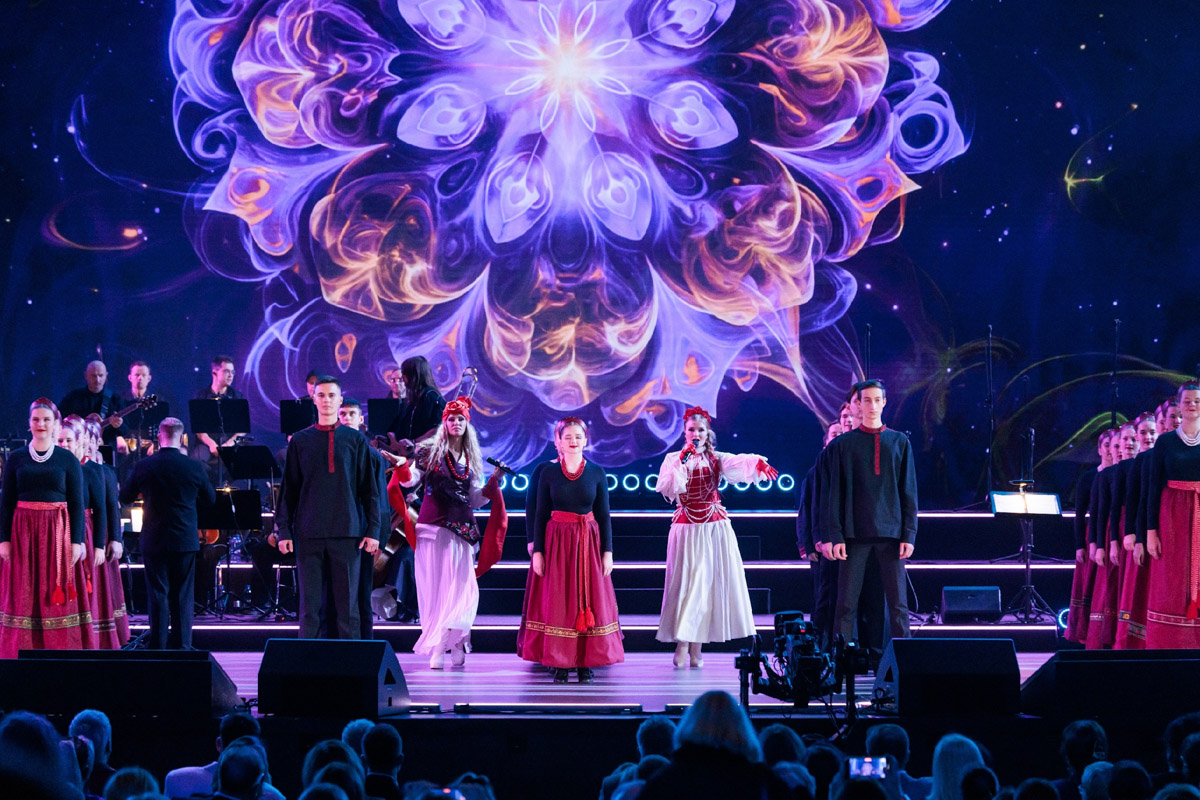 Гала-концерт в Москве популярного вокального шоу «Ну-ка, все вместе!» открыла «русская народная мафия» из Владимира. Так Сергей Лазарев назвал коллектив областного музыкального колледжа имени А. П. Бородина. Наши ребята не только исполнили свою песню, но и сопровождали остальных участников первого отделения: звездных экспертов и лучших артистов сольных сезонов. Как это было — читайте в нашей статье.