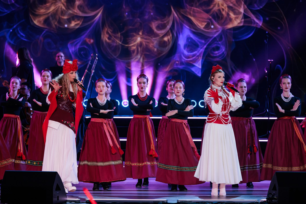 Гала-концерт в Москве популярного вокального шоу «Ну-ка, все вместе!» открыла «русская народная мафия» из Владимира. Так Сергей Лазарев назвал коллектив областного музыкального колледжа имени А. П. Бородина. Наши ребята не только исполнили свою песню, но и сопровождали остальных участников первого отделения: звездных экспертов и лучших артистов сольных сезонов. Как это было — читайте в нашей статье.