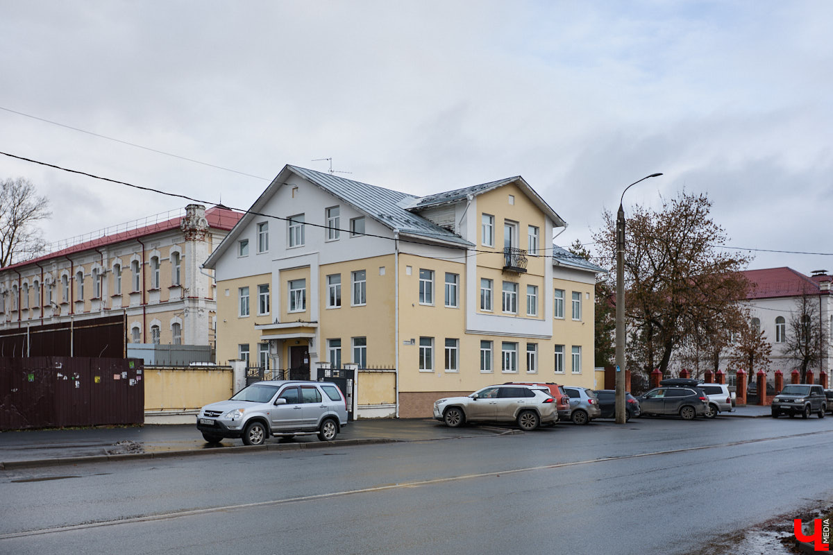 На продажу выставлено несколько важных архитектурных объектов города. Мимо большинства из них владимирцы проходят чуть ли не ежедневно. Так как смена владельца способна навсегда изменить судьбу и предназначение зданий, «Ключ-Медиа» решил привлечь к ним внимание.