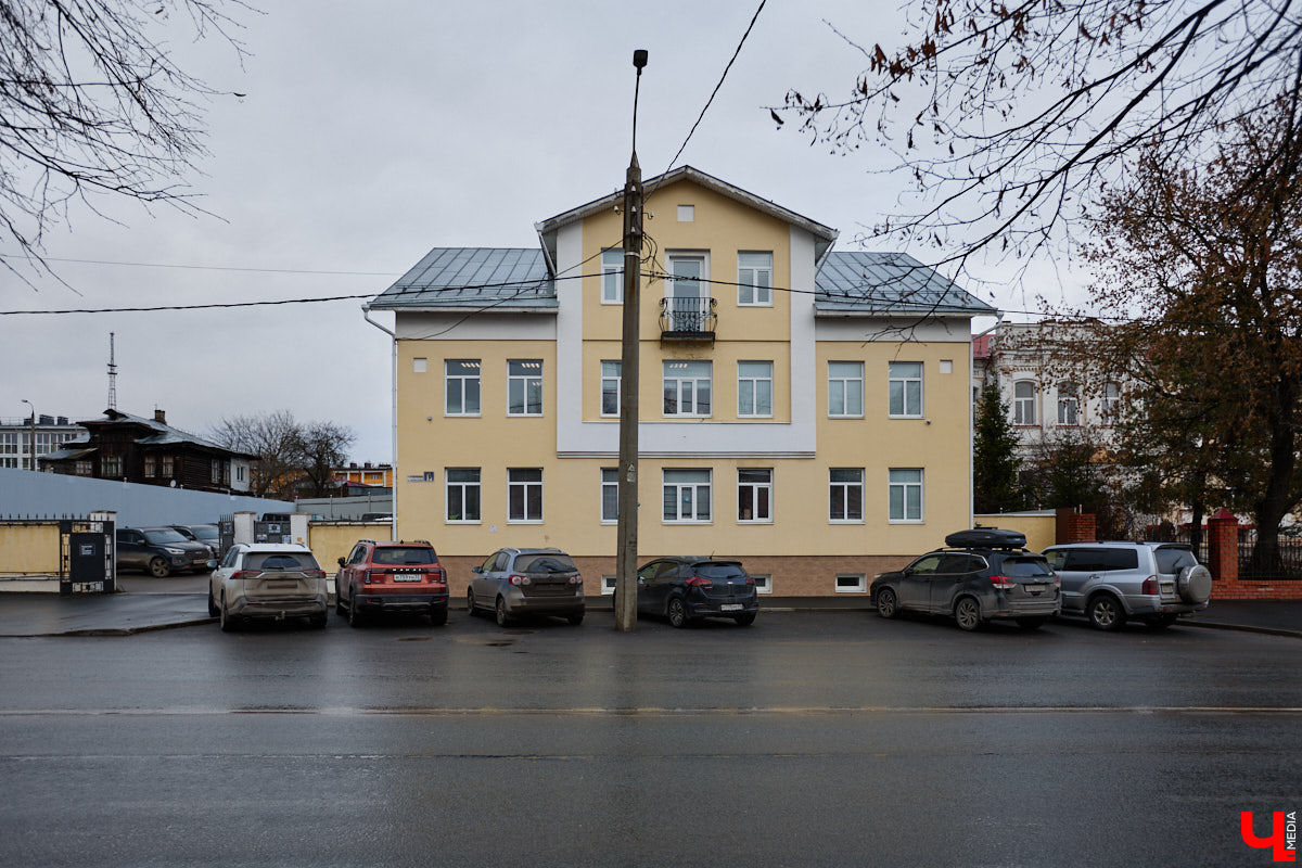 На продажу выставлено несколько важных архитектурных объектов города. Мимо большинства из них владимирцы проходят чуть ли не ежедневно. Так как смена владельца способна навсегда изменить судьбу и предназначение зданий, «Ключ-Медиа» решил привлечь к ним внимание.