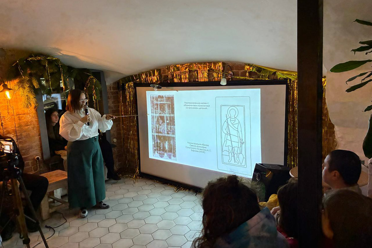 Формула «просто о сложном» актуальна как никогда. Люди сильнее тянутся к знаниям, если преподносить их в неформальной обстановке и доступным языком. Именно этим и занимались краеведы в стенах «Флигеля» на встрече «Один артефакт: истории о приключениях вещей».