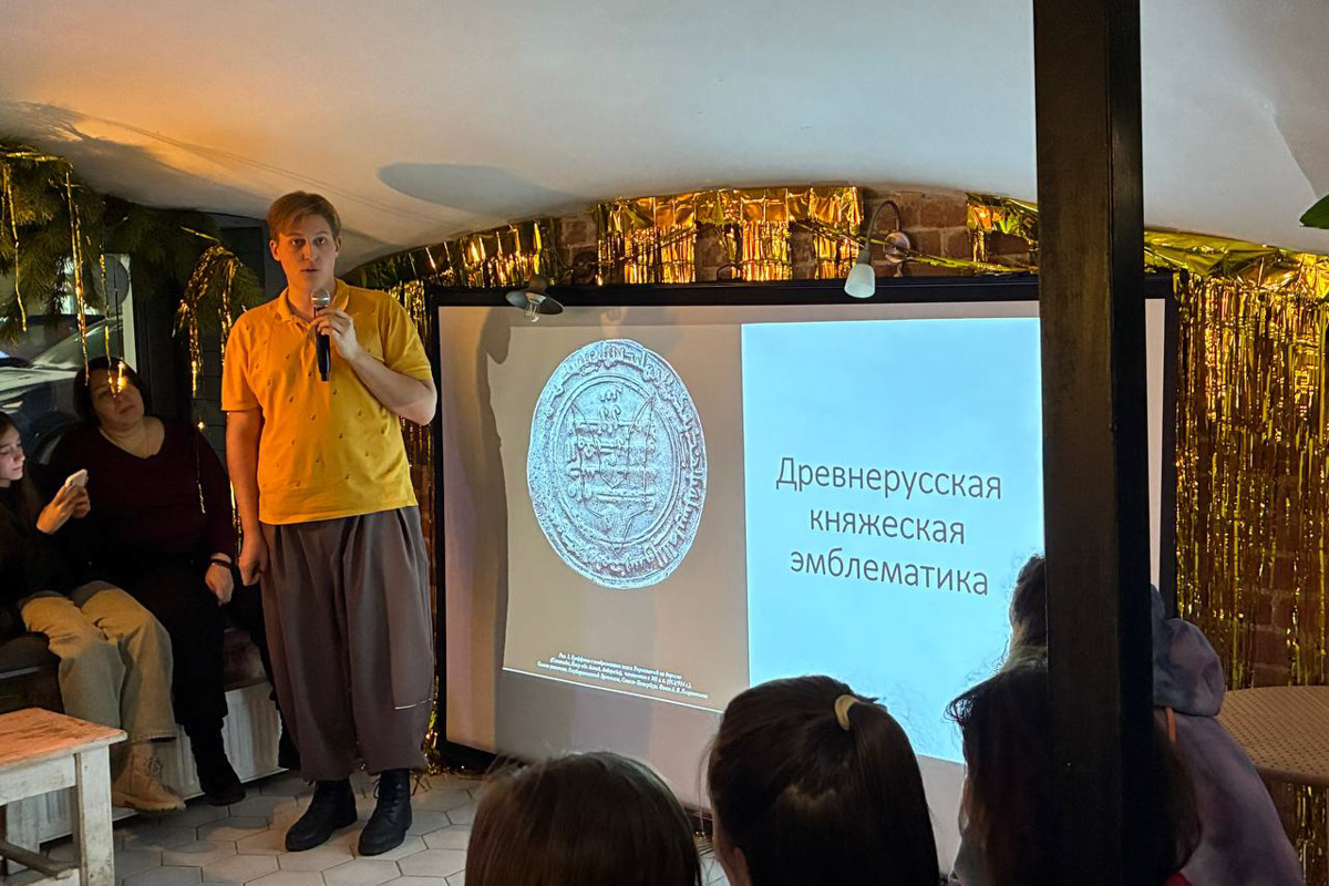 Формула «просто о сложном» актуальна как никогда. Люди сильнее тянутся к знаниям, если преподносить их в неформальной обстановке и доступным языком. Именно этим и занимались краеведы в стенах «Флигеля» на встрече «Один артефакт: истории о приключениях вещей».